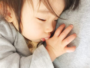 秦野市の歯医者、東海大学前駅徒歩0分の、あめみや歯科医院で、歯並びを悪くする４つの癖についての解説