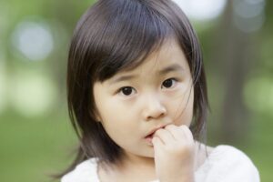 秦野市の歯医者、東海大学前駅徒歩0分の、あめみや歯科医院で、歯並びを悪くする４つの癖についての解説