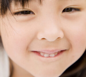 秦野市の歯医者、東海大学前駅徒歩0分の、あめみや歯科医院で、歯並びを悪くする４つの癖についての解説